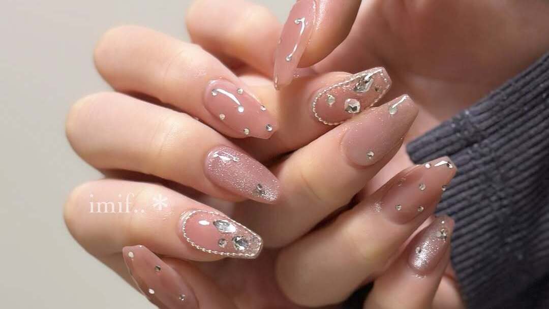 ビジューネイル15選！上品シンプル〜派手系デザインやセルフで簡単に