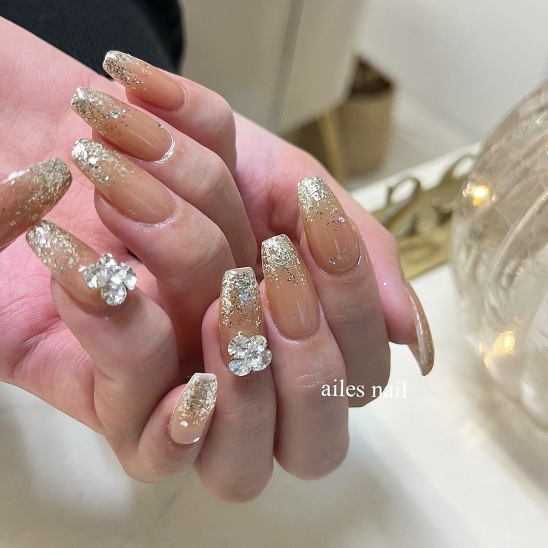 ビジューネイル15選！上品シンプル〜派手系デザインやセルフで簡単に