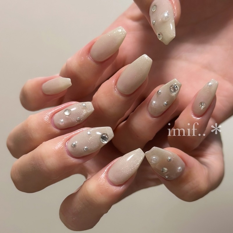 ビジューネイル15選！上品シンプル〜派手系デザインやセルフで簡単に