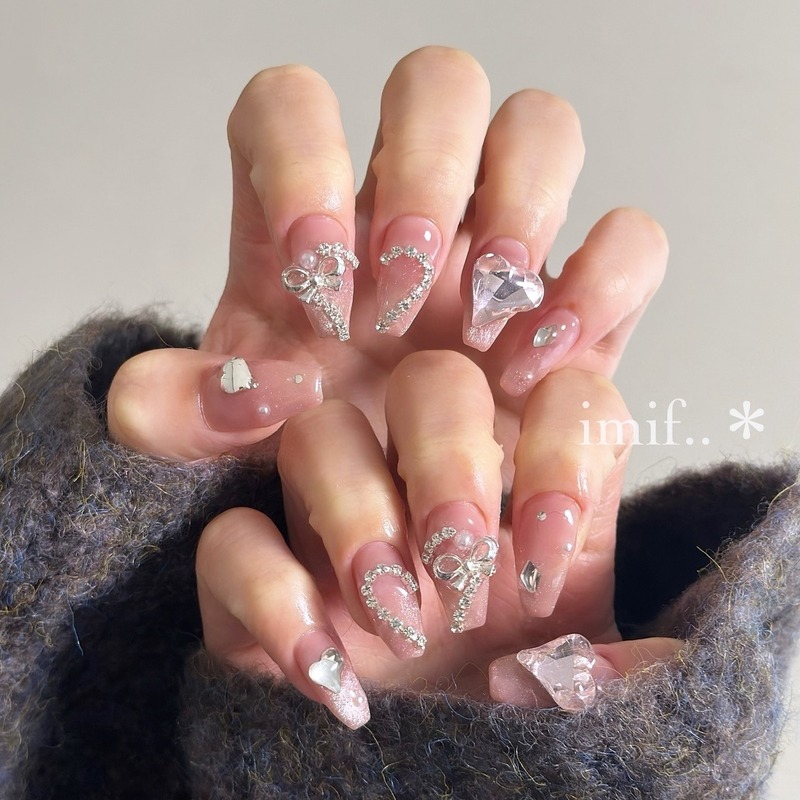 ビジューネイル15選！上品シンプル〜派手系デザインやセルフで簡単に